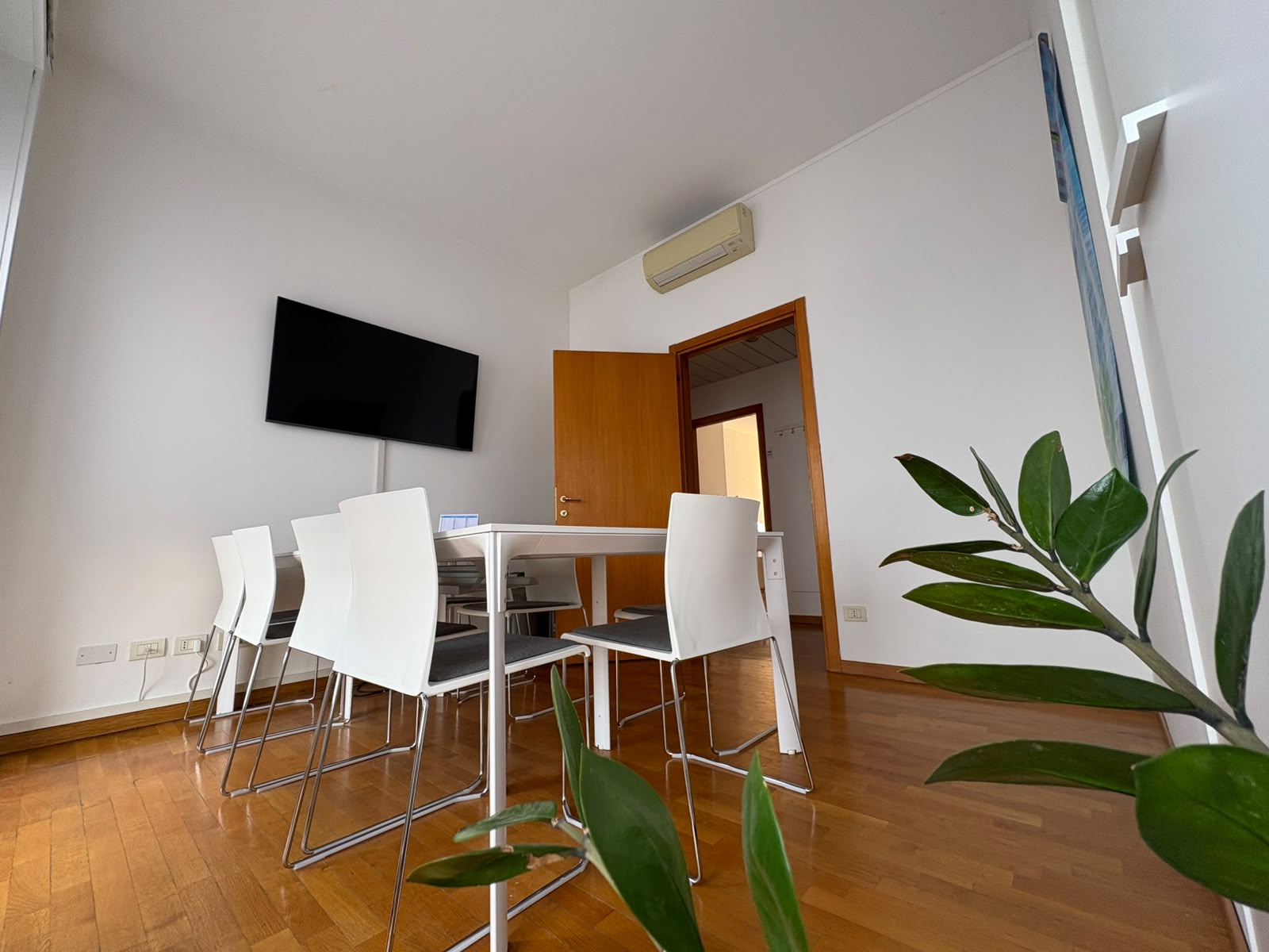 Sala 1, sala riunioni piccola RDG a Milano, tavolo e sedie