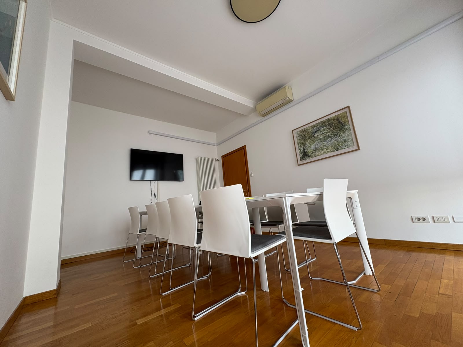 Sala 2, sala riunioni grande RDG a Milano, parete con schermo TV